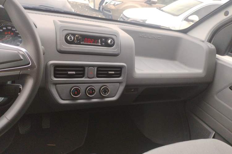 Used Wuling Yangguang 2024 300KM Comfort Version Passenger Van 75kW
