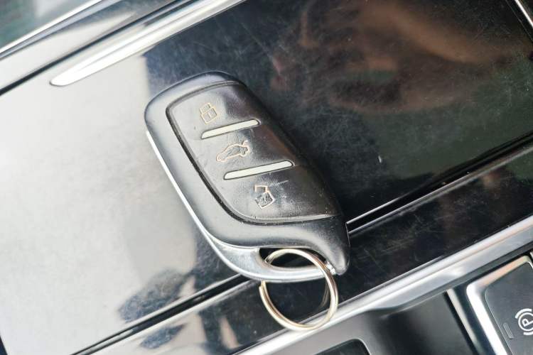 Used Roewe i6 MAX 2020 300TGI Automatic Cool & Stylish Skyroof Edition Vehicle Key