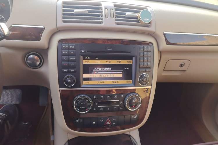 Used Mercedes-Benz R-Class 2011 R 350 L 4MATIC Audio And AC Panel