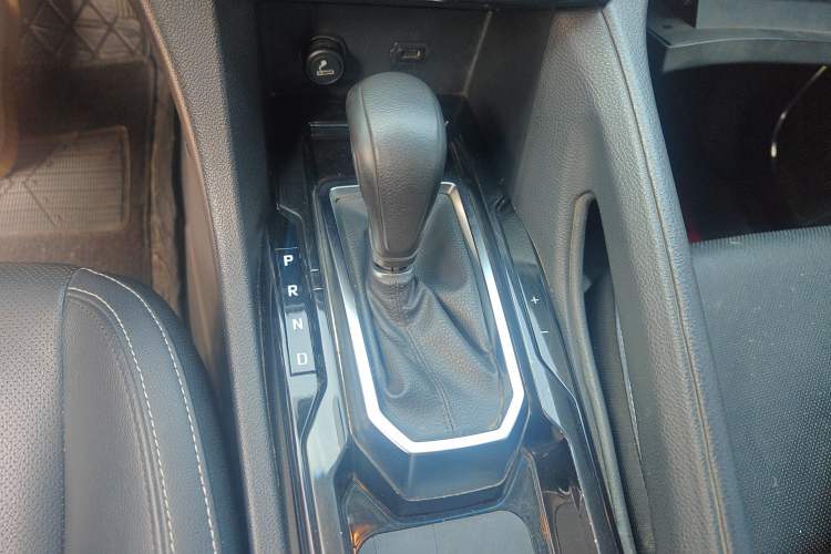 Used JMC Yusheng S350 2016 2.0T Automatic Two-Wheel Drive Gasoline Luxury Version with Sunroof 5 Seats Gear Lever