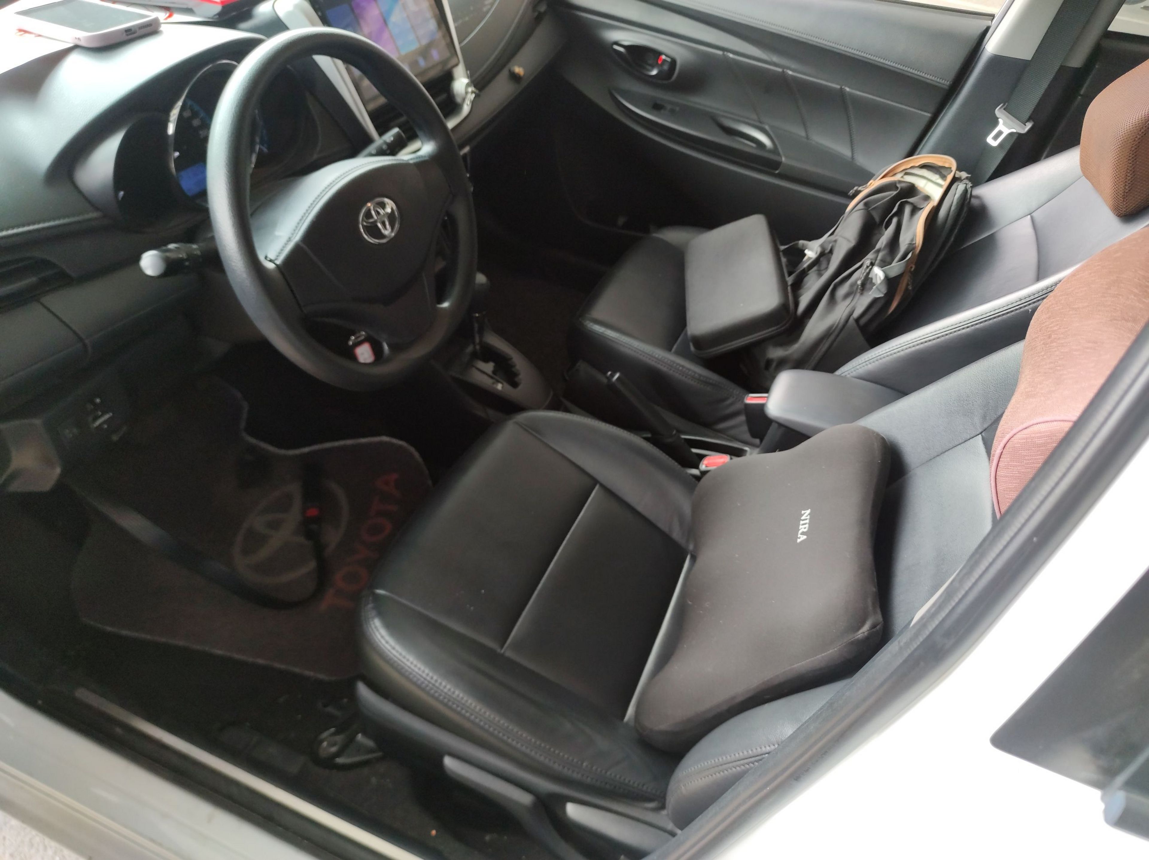 المقاعد الأمامية داخل السيارة