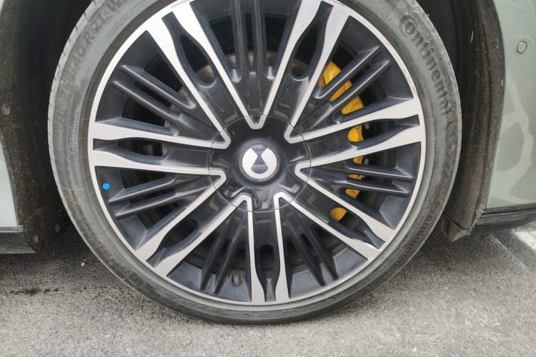 Used Denza Z9GT 2024 1100 Four-Wheel Drive Ultra Version Right Front Wheel Hub