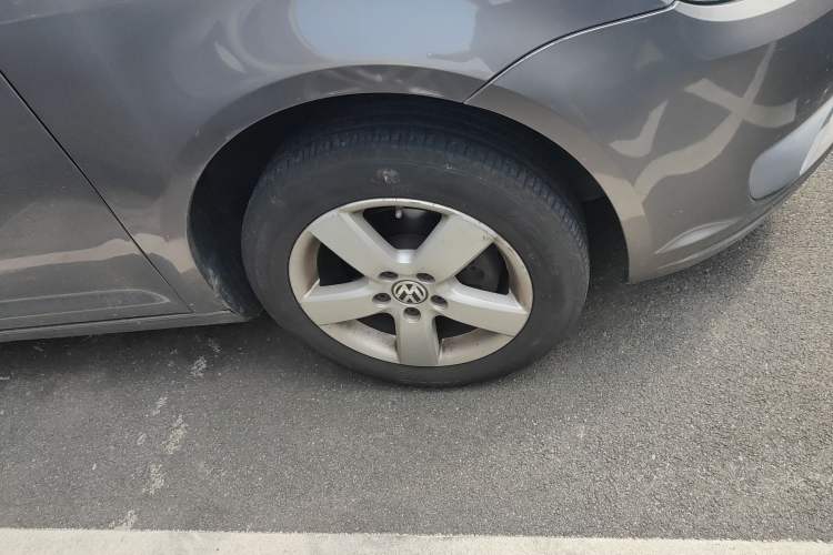 Used Volkswagen Touran 2013 1.4T Manual Fashion Edition 5 Seats Right Front Wheel Hub