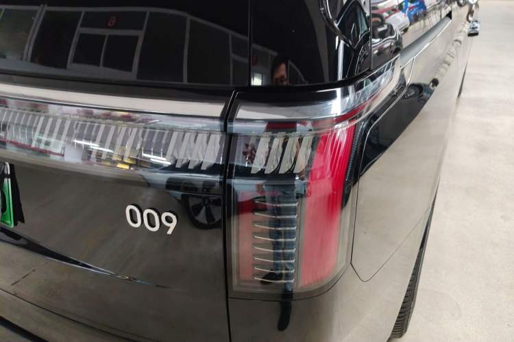 Used Zeekr 009 2024 7-Seater Aisle Version 108 kWh Exterior 3