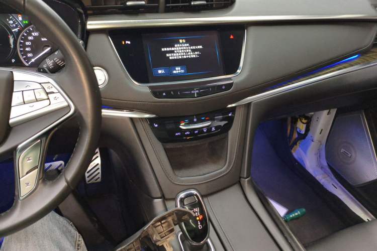 Used Cadillac XT5 2018 25T Luxury Model Audio And AC Panel