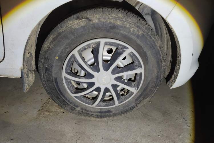 Used Wuling Rongguang V 2016 1.5L Practical Version Right Front Wheel Hub