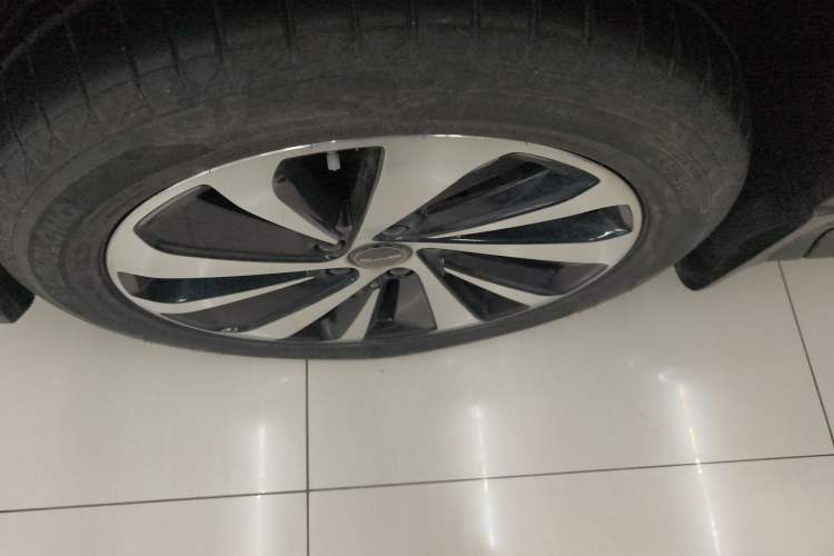 Used BYD Song PLUS New Energy 2023 Champion Edition DM-i 110KM Flagship PLUS Left Front Wheel Hub