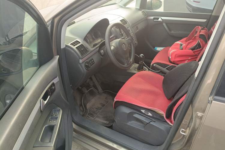 Used Volkswagen Touran 2015 1.4T Manual Fashion Edition 5-Seater Driver Seat