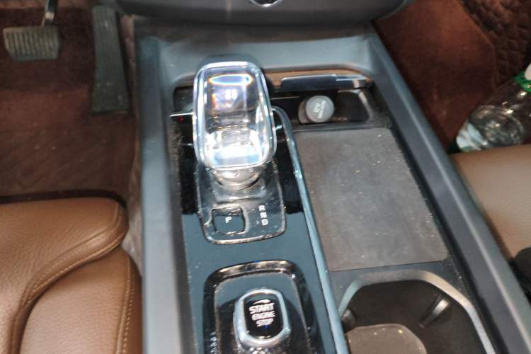 Used Volvo XC60 New Energy 2024 T8 Plug-in Hybrid Long-Range All-Wheel Drive Smart Luxury Edition Gear Lever