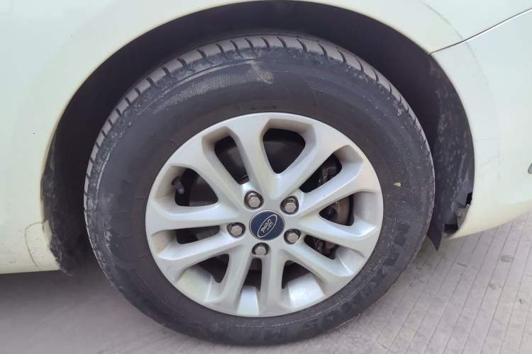 Used Ford Focus 2013 Sedan Classic 1.8L Manual Base Model Right Front Wheel Hub