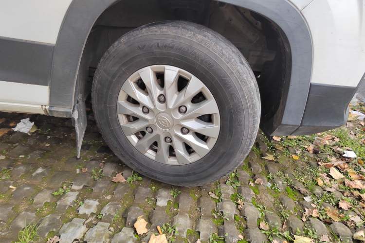 Used SAIC MAXUS Xintu V90 2020 2.0T Manual Yunjie Version Front-Wheel Drive with Single Rear Tire Short Wheelbase Mid-Height Design 6-Seater
