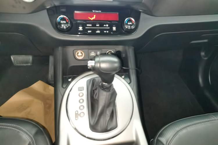 Used Kia Sportage R 2015 2.0L Automatic Two-Wheel Drive DLX Model Gear Lever