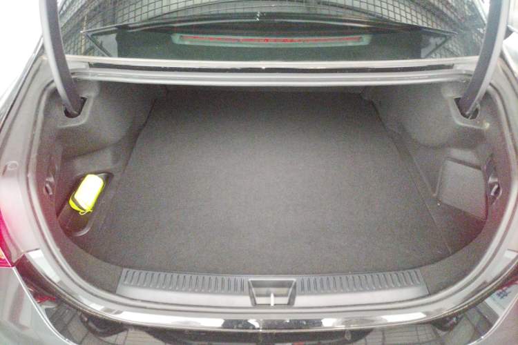 Used Mercedes-Benz E-Class New Energy 2024 E 350 e L Plug-in Hybrid Sports Sedan Trunk