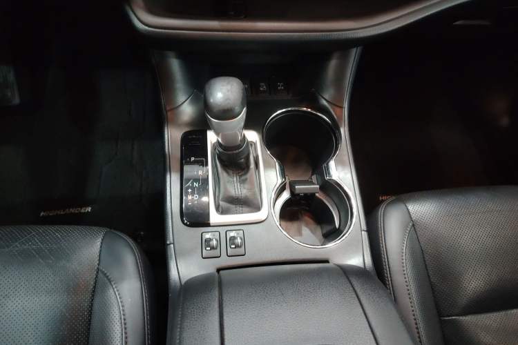 Used Toyota Highlander 2018 2.0T Four-Wheel Drive Prestige Version 7 Seats China V Emission Standard Gear Lever