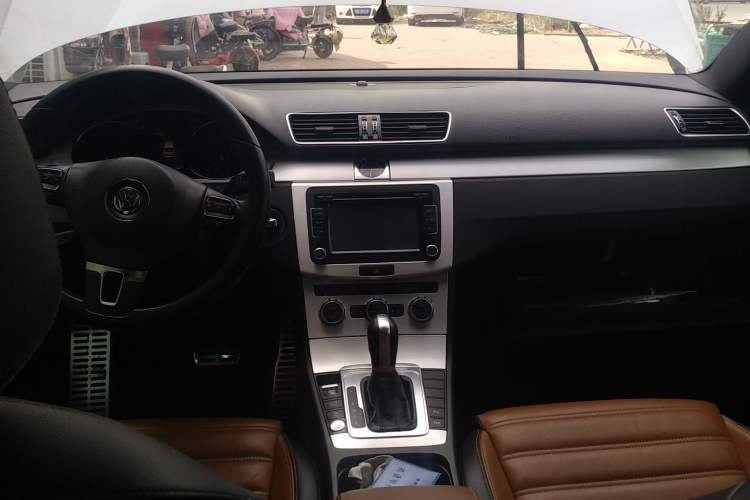 Used Volkswagen FAW-Volkswagen CC 2016 1.8TSI Luxury Model Center Console