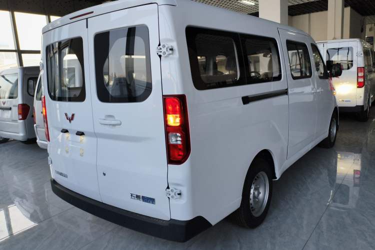 Used Wuling Yangguang 2024 300KM Comfort Version Passenger Van 75kW
