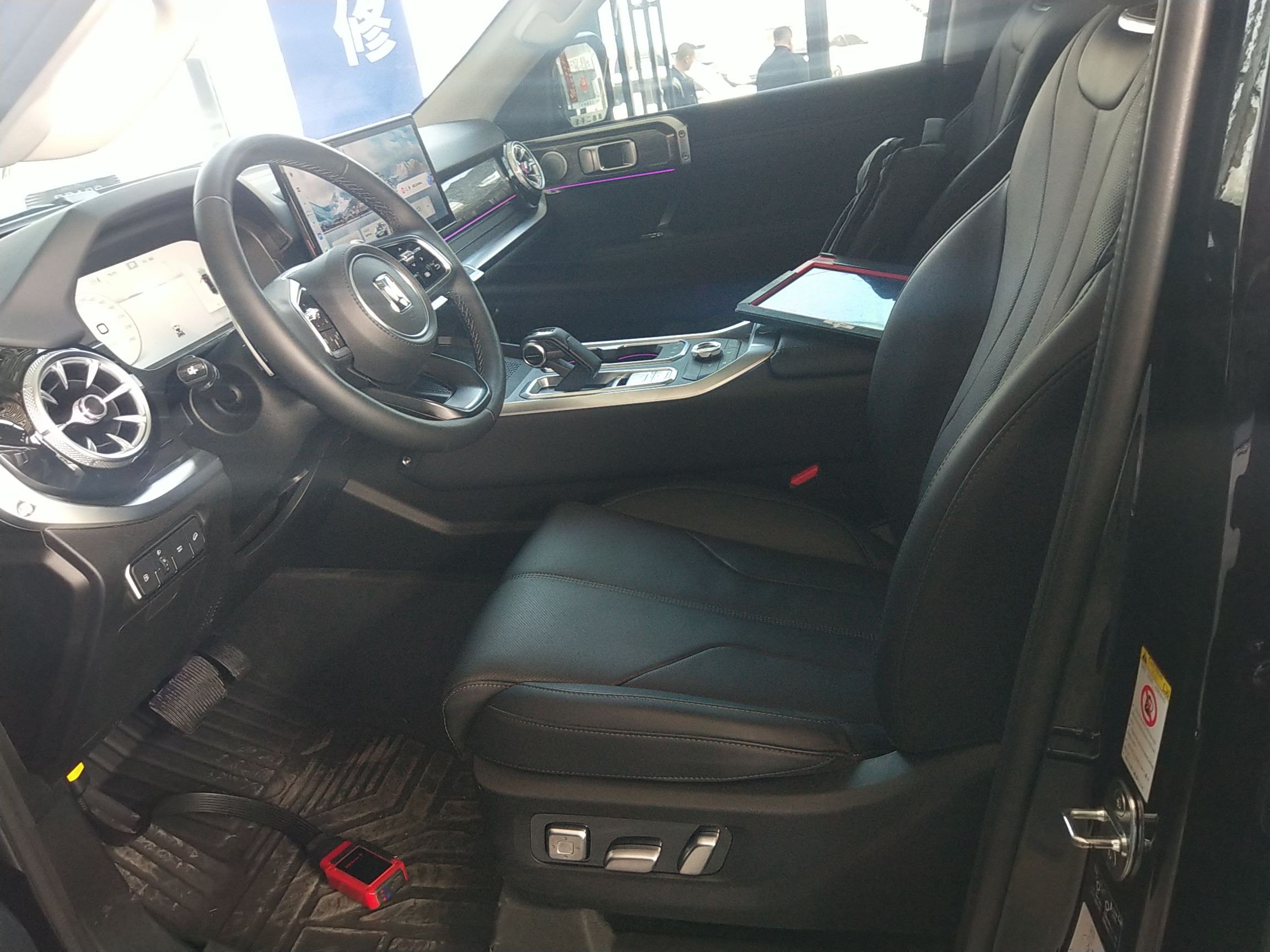 المقاعد الأمامية داخل السيارة