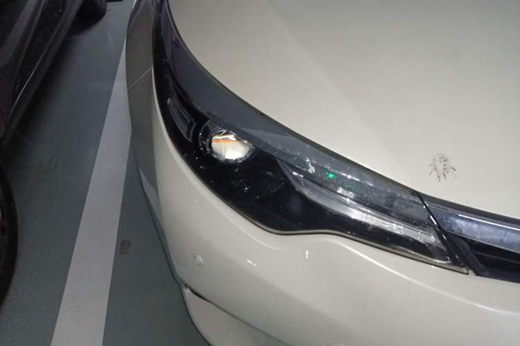 Used Toyota Levin 2015 1.8GS CVT Orange Limited Edition Right Front Headlight