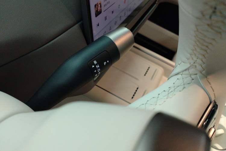 Used Li Auto i6 2025 Model Four-Wheel-Drive Standard Type Gear Lever