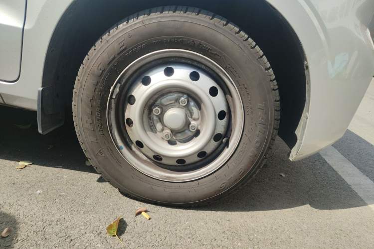 Used Wuling Hongguang V 2022 1.5L Jingqu Edition Electric-Assist LAR Right Front Wheel Hub