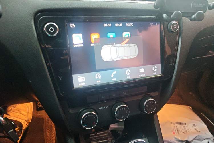 Used Skoda Octavia 2018 1.6L Automatic Luxury Edition Audio And AC Panel