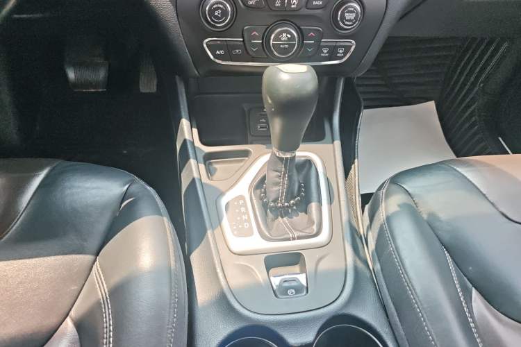 Used Jeep Cherokee 2016 2.4L Leading Edition Gear Lever