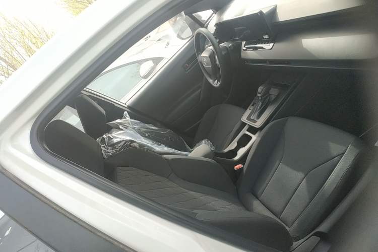 Used Toyota Corolla Cross 2026 Model 2.0L Smart Electric Hybrid Dual-Engine Pioneer Edition Right Front Seat