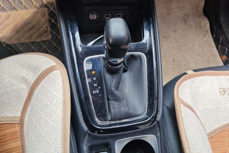 Used Roewe i5 2020 1.5L Automatic 4G Connect Luxury Flagship Edition Gear Lever