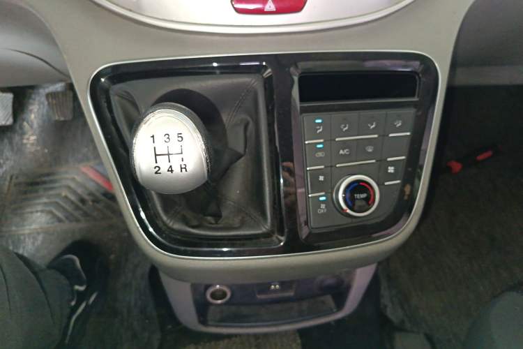 Used JAC Refine M4 2016 2.0L Manual Comfort Edition Gear Lever