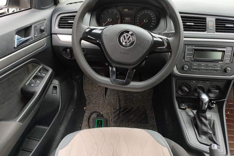 Used Volkswagen Lavida 2015 1.6L Automatic Fashion Edition Steering Wheel