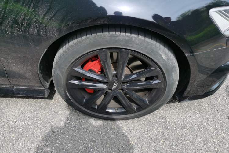 Used Audi A6L 2018 30th Anniversary Edition 45 TFSI quattro Sport model Right Front Wheel Hub