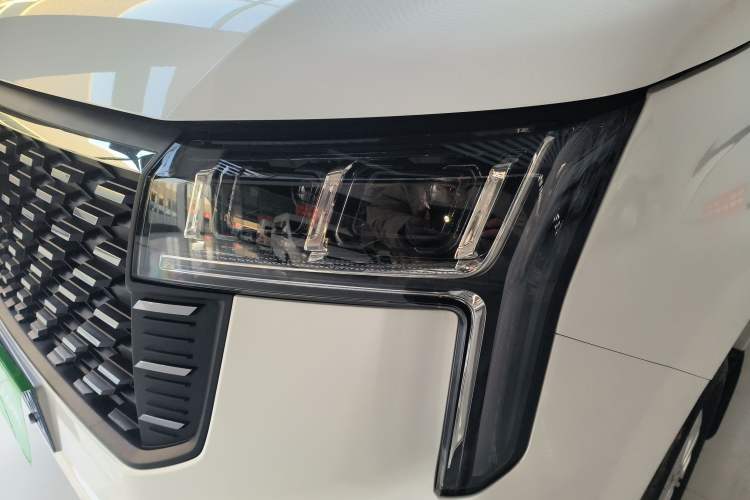 Used SAIC MAXUS Xintu V80 2024 Aoyuntong 6MT Short-Wheelbase Mid-Roof Model 147 Ps 5/6 Seats
