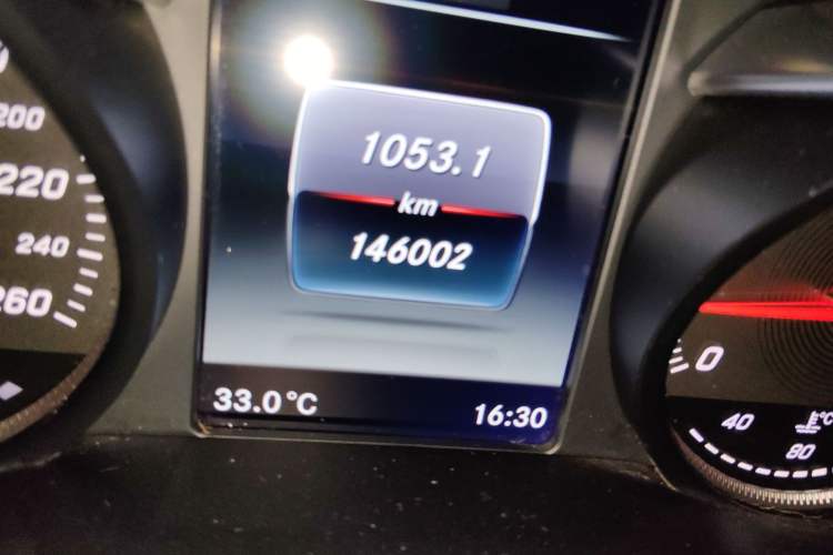 Used Mercedes-Benz GLC 2017 GLC 260 4MATIC Luxury Model Odometer Close Up