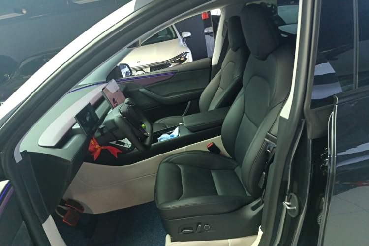 Used Tesla Model Y 2025 Long-Range All-Wheel-Drive Version Left Front Seat