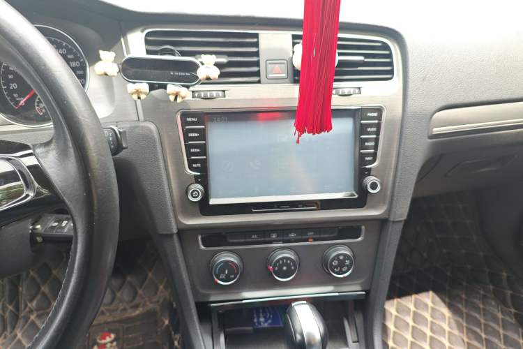 Used Volkswagen Golf 2014 1.4TSI Automatic Comfort Model Audio And AC Panel