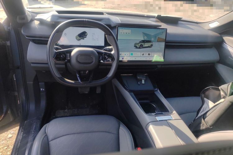 Used Lynk & Co 08 EM-P 2025 220 km All-Wheel-Drive Performance Halo Center Console