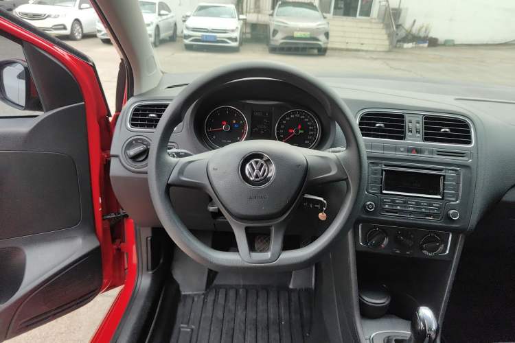 Used Volkswagen Polo 2014 1.6L Automatic Comfort Edition Steering Wheel