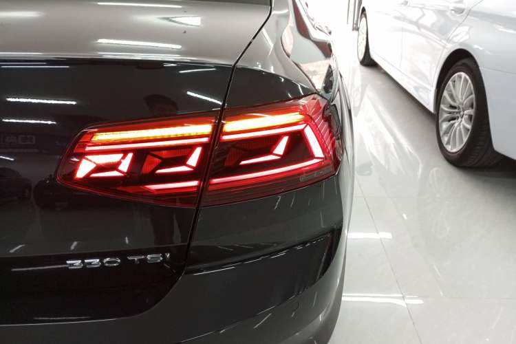 Used Volkswagen Magotan 2020 330TSI DSG Luxury Edition Right Rear Taillight