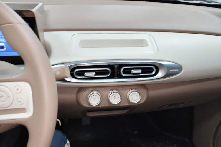 Used Wuling Hongguang MINIEV 2025 Four-Door Version Advanced Edition Audio And AC Panel