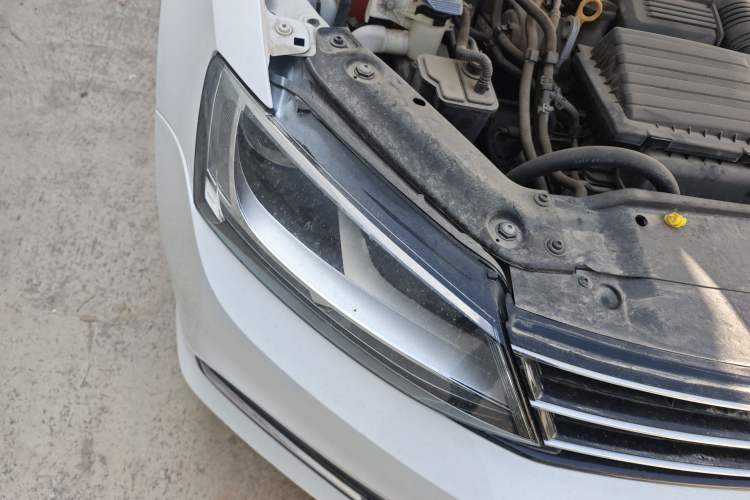 Used Volkswagen Sagitar 2017 230TSI Automatic Comfort Version Right Front Headlight