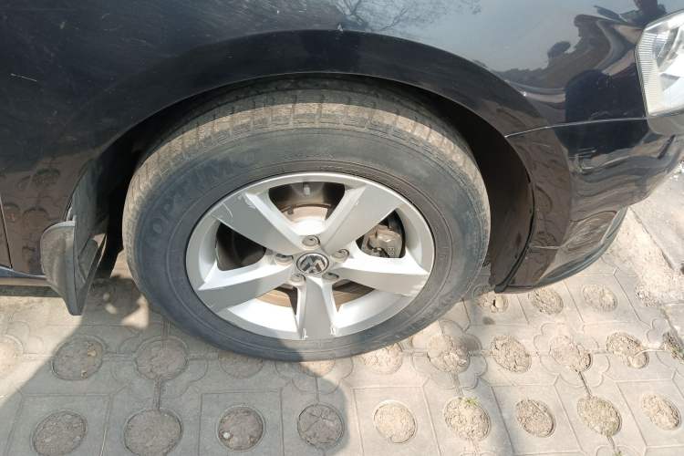 Used Volkswagen Lavida 2013 1.6L Manual Fashion Edition Right Front Wheel Hub