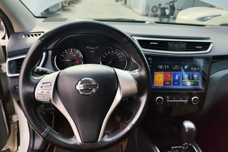 Used Nissan Qashqai 2016 2.0L CVT Elite Edition Center Console