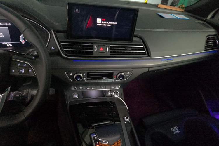 Used Audi Q5L 2025 Facelift 45th Anniversary Collector's Edition 40 TFSI Luxury Dynamic Version Audio And AC Panel