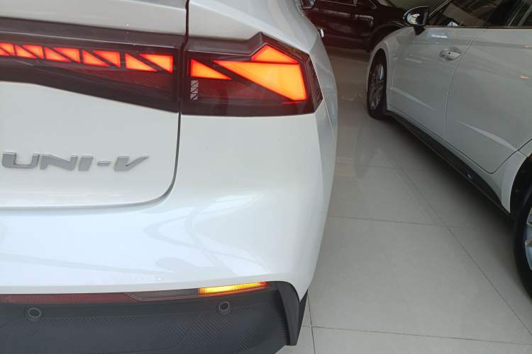 Used CHANGAN UNI-V 2025 1.5T 500Bar High-Energy Version