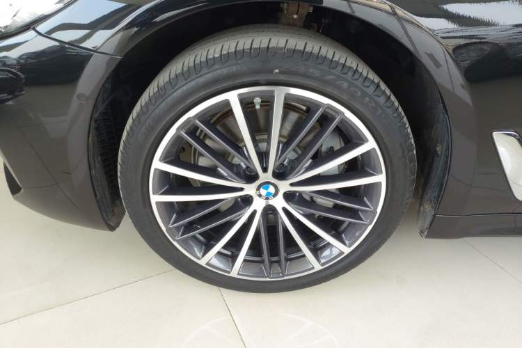 Used BMW 5 Series 2021 530Li Leading Model M Sport Package Left Front Wheel Hub