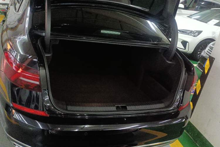Used Volkswagen Passat 2019 330TSI Elite Edition China VI Trunk