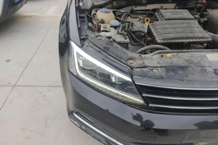 Used Volkswagen Sagitar 2017 1.6L Automatic Comfort Model Right Front Headlight