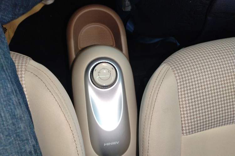 Used Wuling Hongguang MINIEV 2025 Four-Door Version Advanced Edition Gear Lever