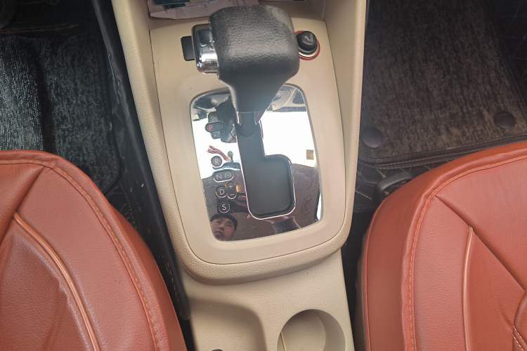 Used Volkswagen Bora 2012 1.6L Automatic Fashion Edition Gear Lever