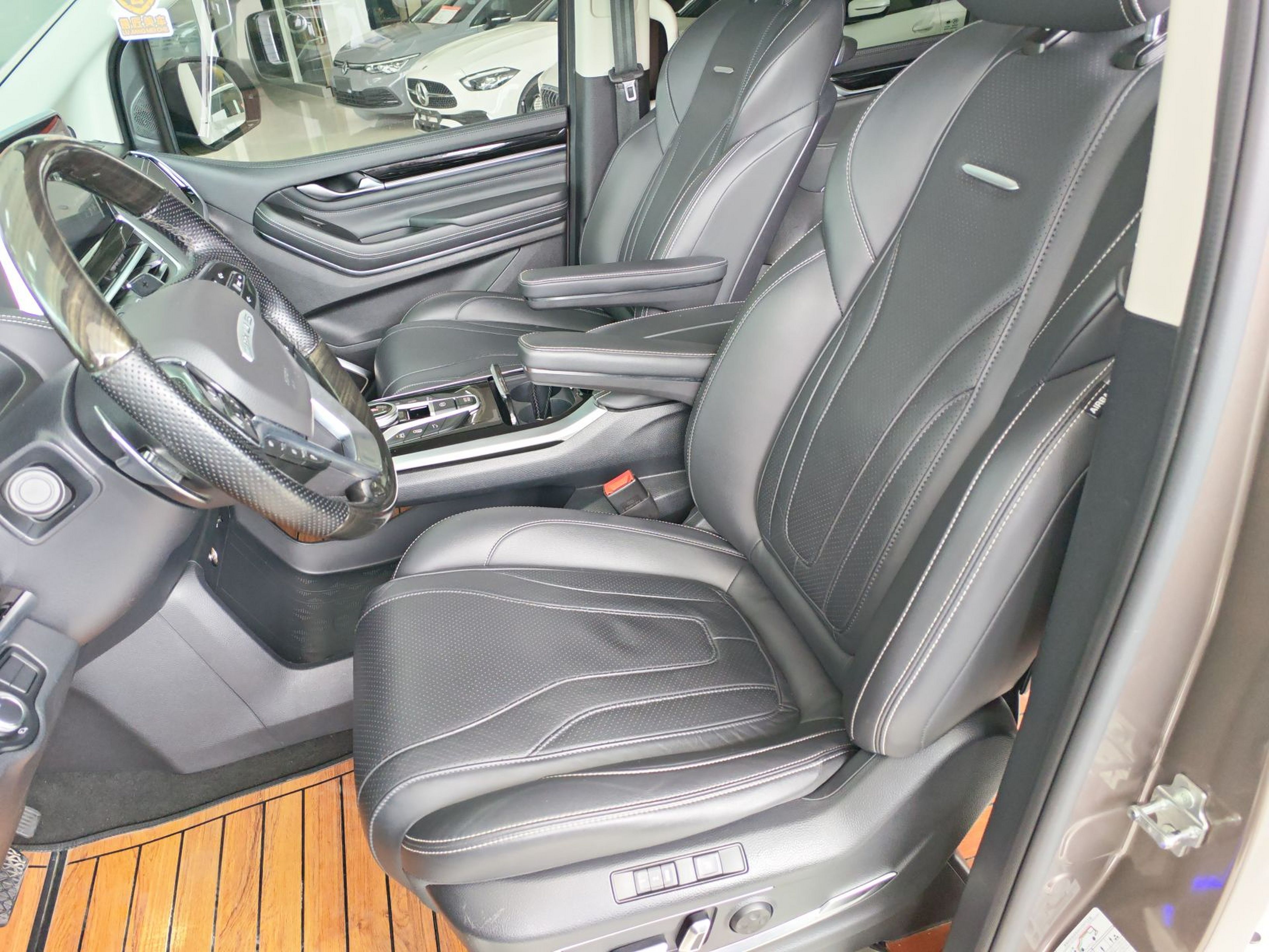 Переднее сиденье в автомобиле